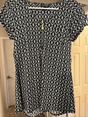 Roz & Ali Black and White Short Sleeve Printed Blouse with Zip